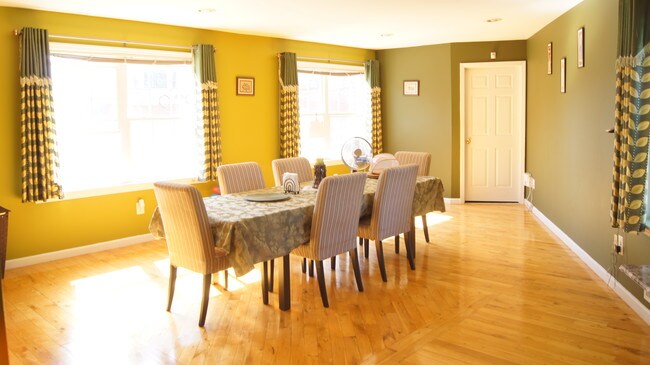 Dining Area - 640 Riverside Ave
