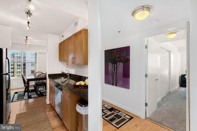 Foto del edificio - 7500 Woodmont Ave