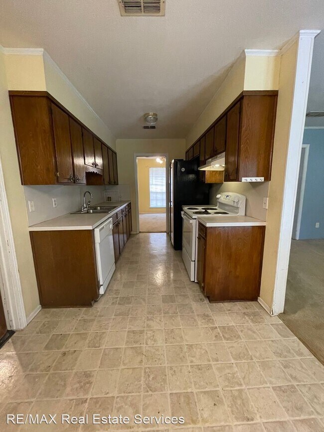 Building Photo - 3 br, 1.5 bath House - 9010 Southwood Drive