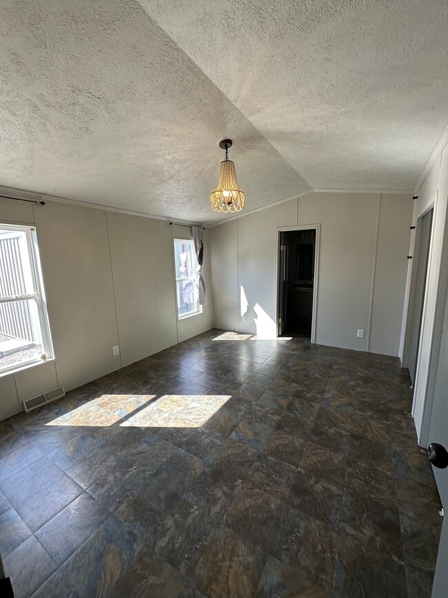 Building Photo - 913 Ln 11