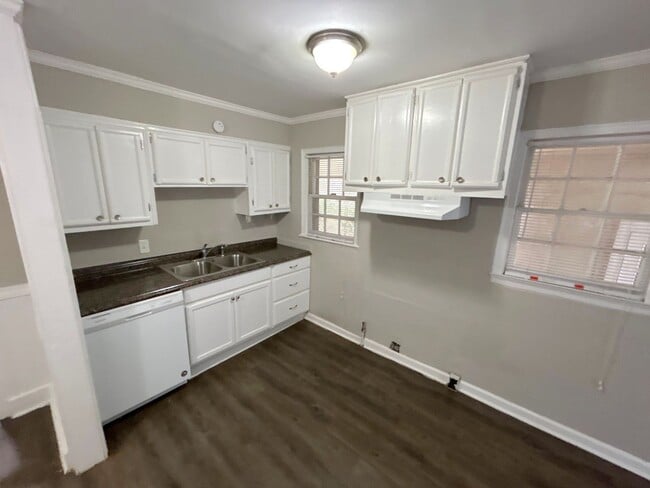 Photo - 1111 Robin Hood Ln House