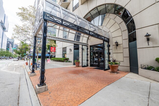 Foto del edificio - 70 W Huron St