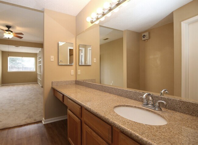 Foto del edificio - 13339 Somersworth Dr