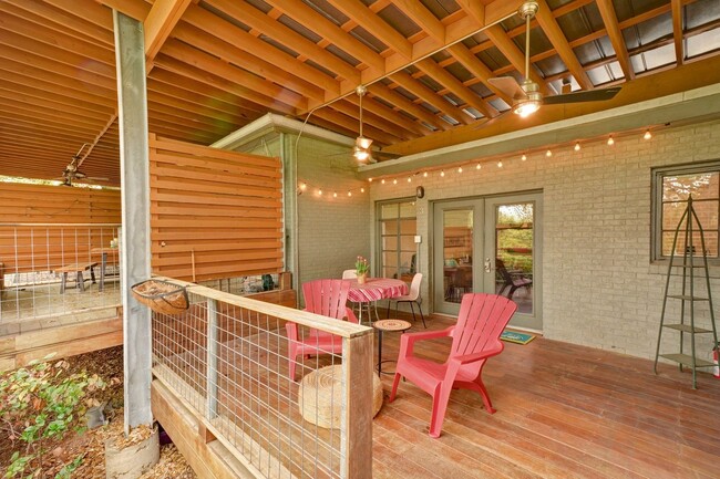 Building Photo - Clarksville Stunner ***ALL BILLS PAID***