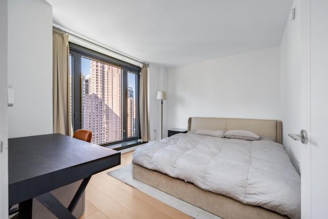 Building Photo - 2 bedroom in New York NY 10019