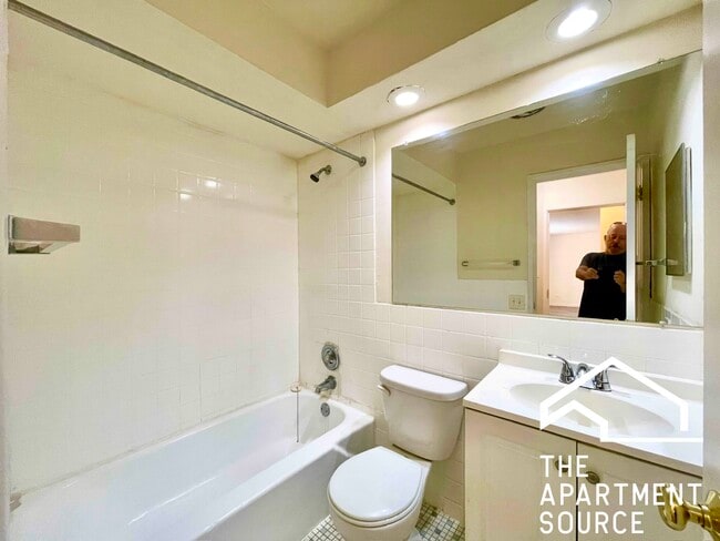 Foto del edificio - 6006 N Kenmore Ave