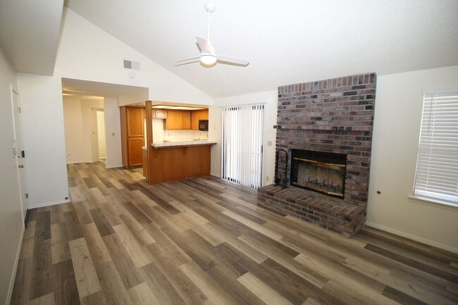 Building Photo - Updated NW Fresno home New Appliances