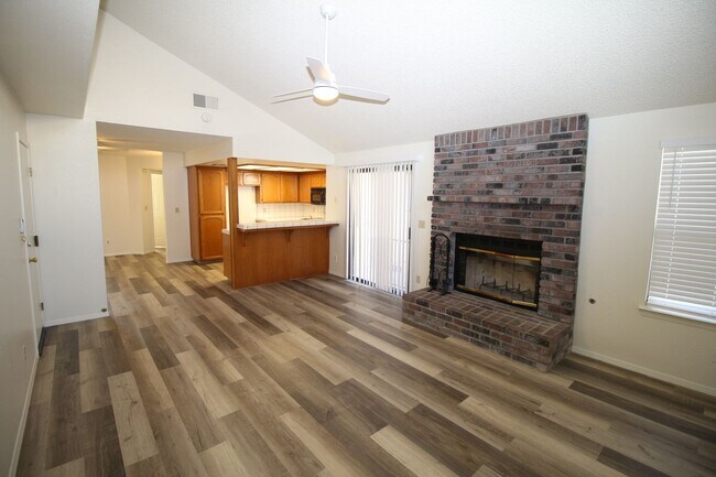 Foto del edificio - Updated NW Fresno home New Appliances