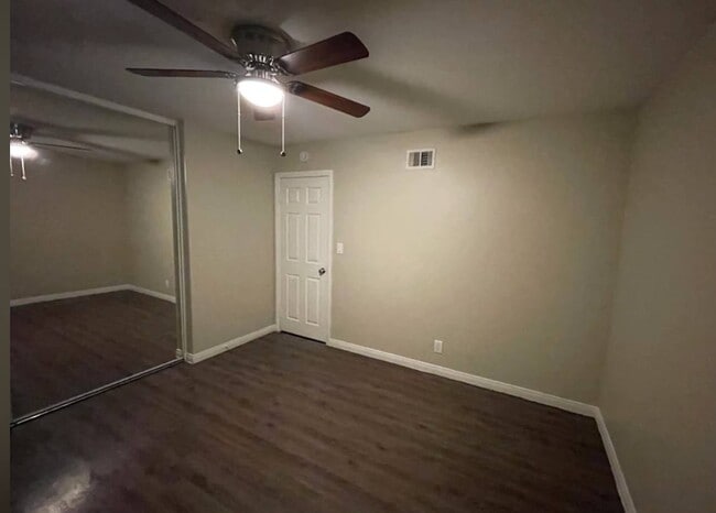 Foto del edificio - 22330 Victory Blvd