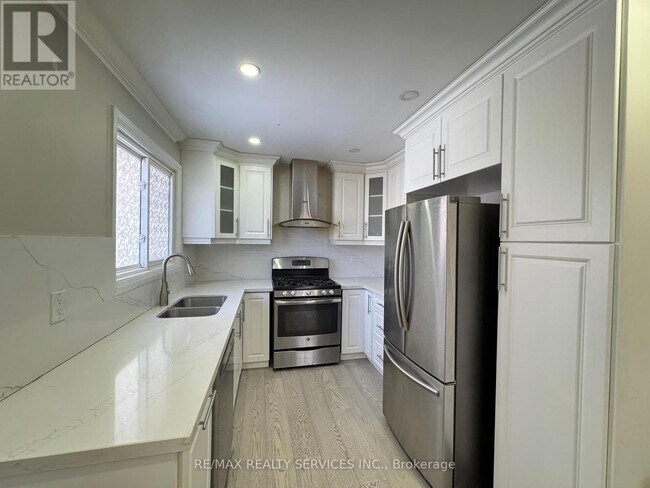 Building Photo - 52 Centre St N