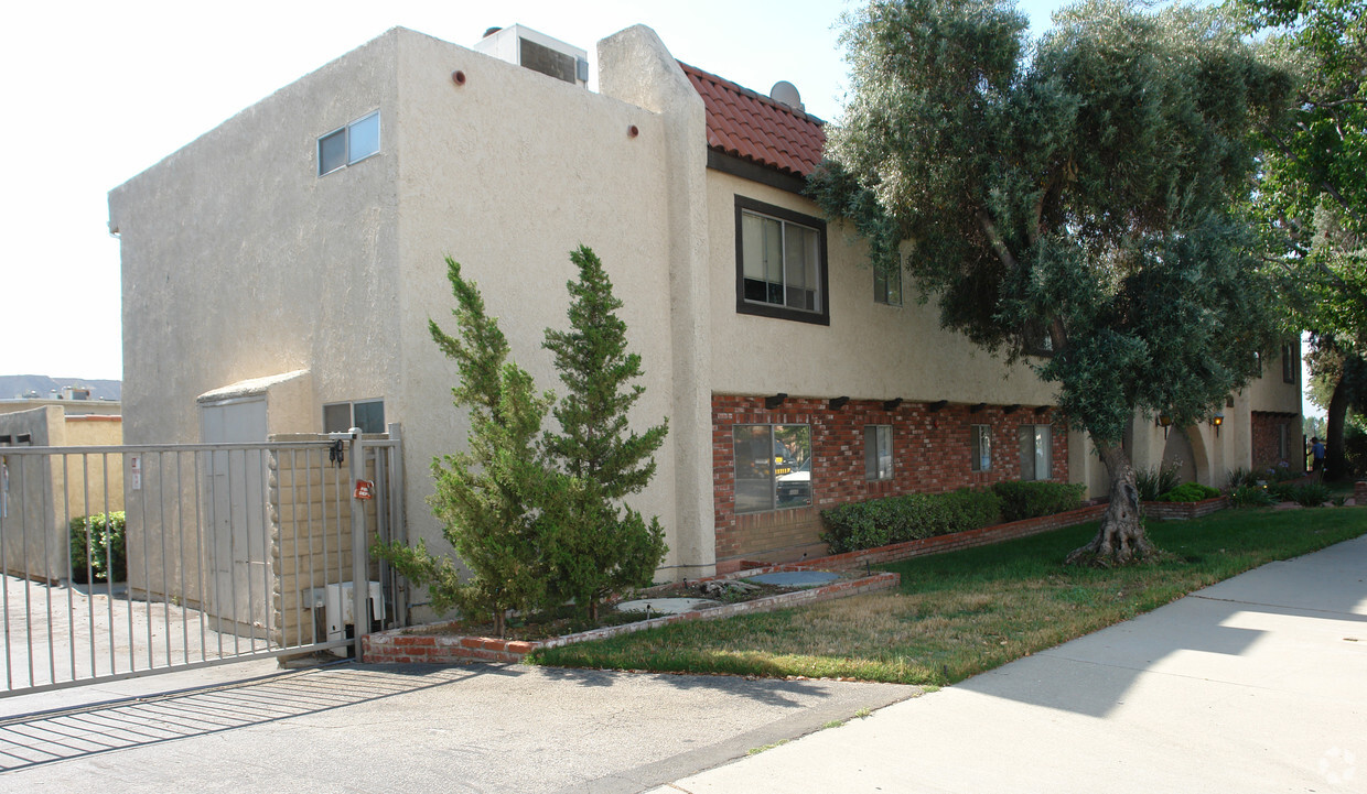 Building Photo - Villa Castaic