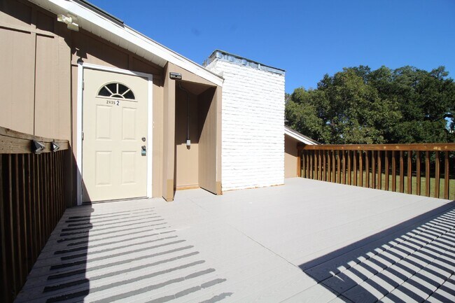 Building Photo - Upstairs 2 bedroom 1 bath apartment with f...