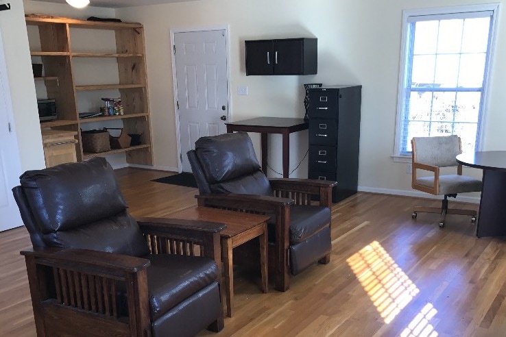 Large living space equiped with 2 recliners - 1421 Richmond Rd