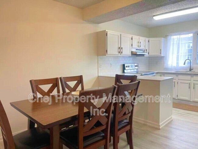 Photo du bâtiment - 3115-3119 119 St NW