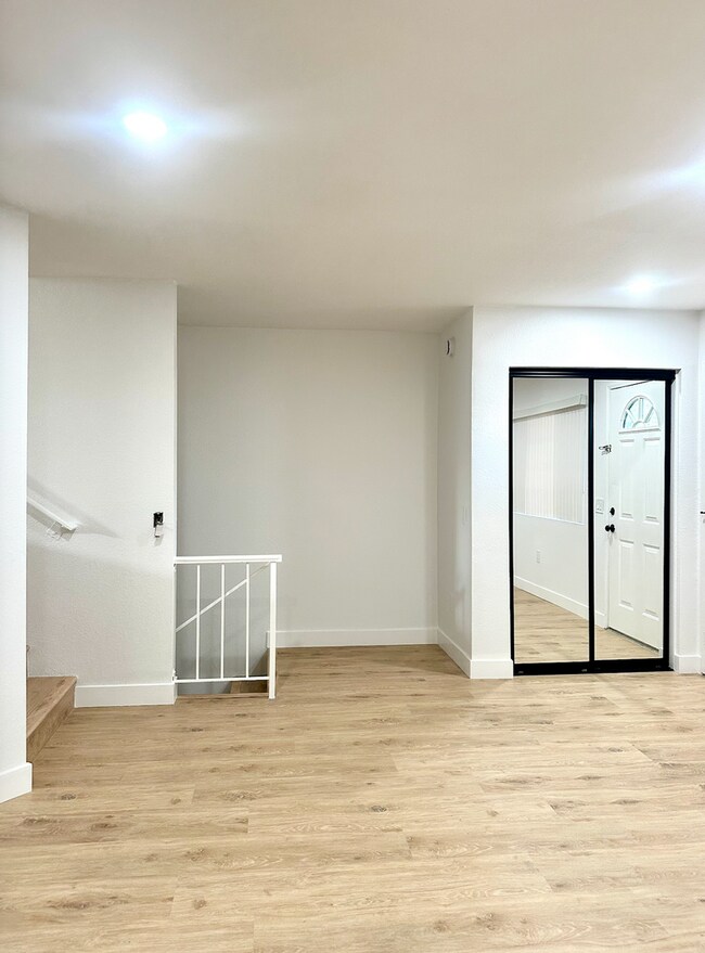 Foto del edificio - Beautiful & Cozy West Hills Adjacent Condo in Secure Building - MOVE IN READY