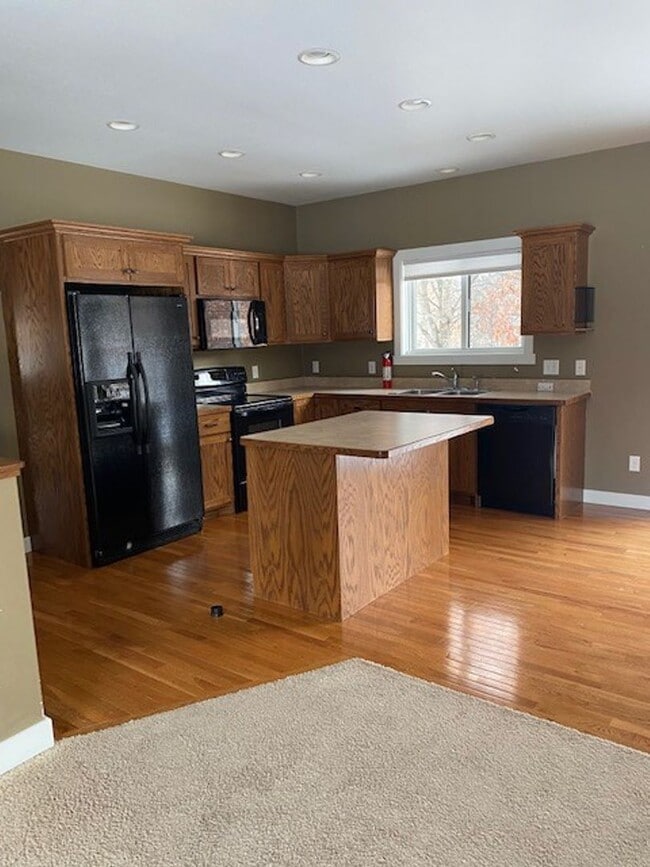 Building Photo - 4 Bedrooms, 2 Bathrooms Single Family Home...