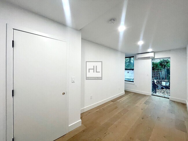 Building Photo - Newly Renovated 3 Bed w Private Backyard b...