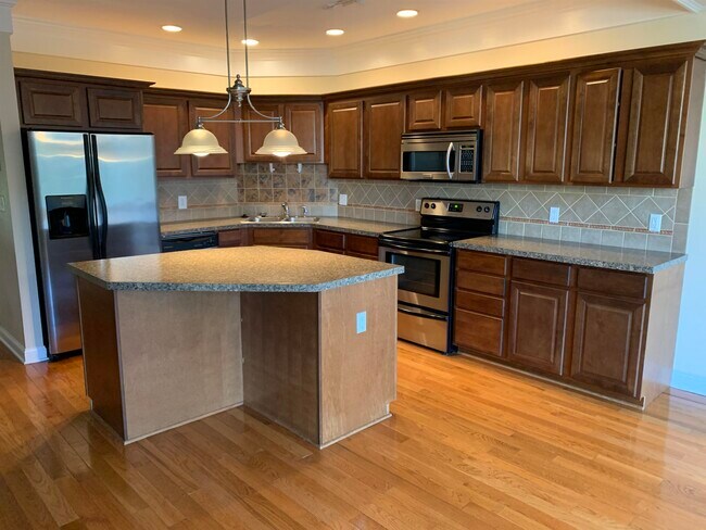 Building Photo - 32 Madison St