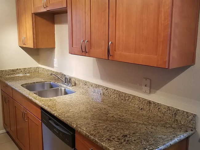 Building Photo - 1614 Kent Des Moines Rd