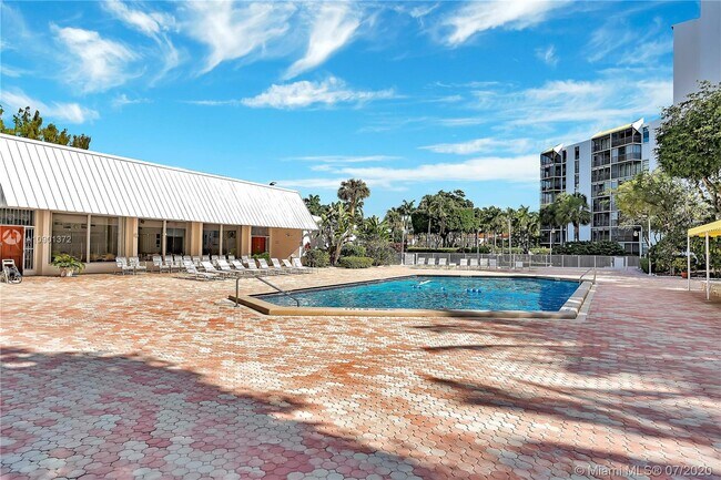Building Photo - 20400 W Country Club Dr