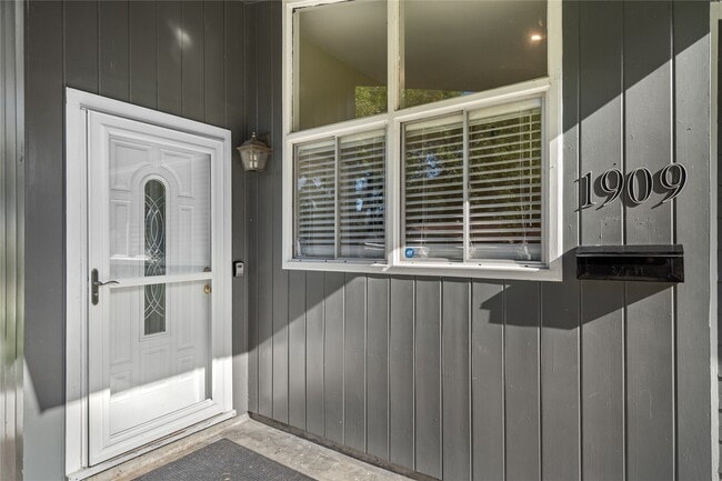 Building Photo - 1909 16th Ave N