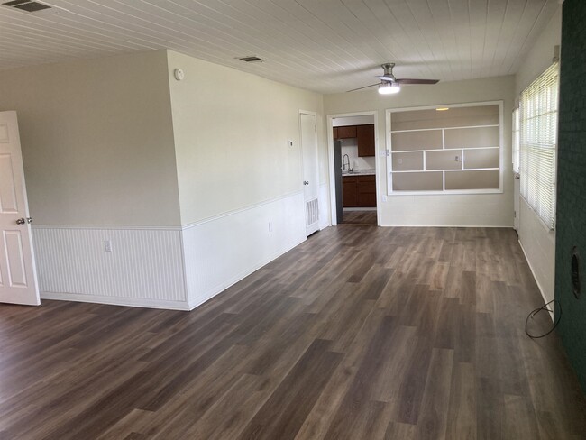 Foto del edificio - 1635 River Oaks Dr