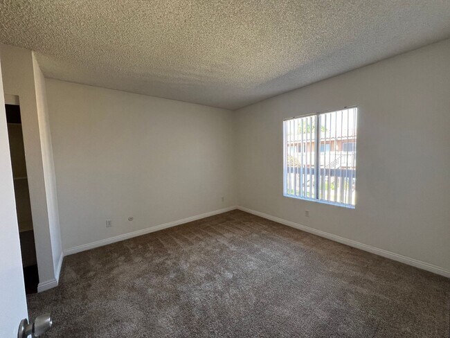 Building Photo - UPSTAIRS 1 BED 1 BATH w/ ONSITE LAUNDRY As...