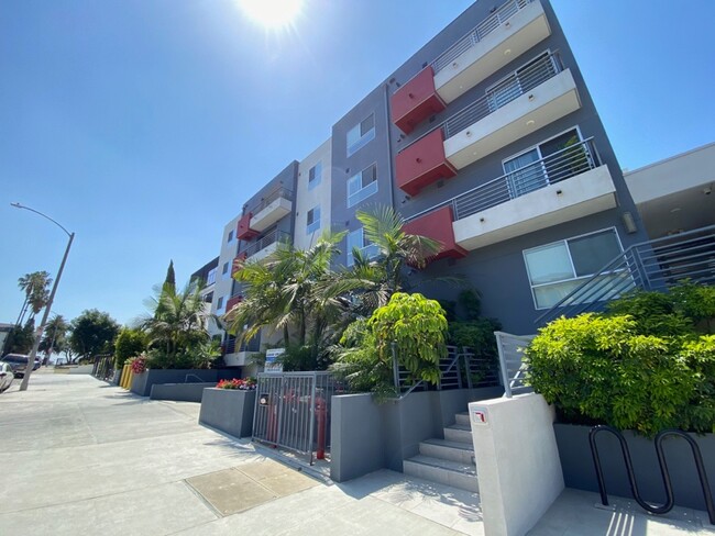 Foto del edificio - 5026 Rosewood Ave