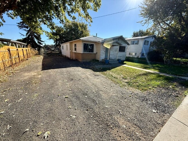 Building Photo - Coming Soon 3-bedroom, 1-bath home