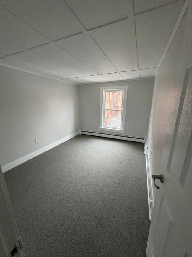 Foto del edificio - Spacious 4-Bedroom, 2-Bath Townhouse in Downtown Ware, MA