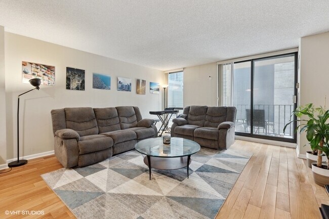 Foto del edificio - 70 W Huron St