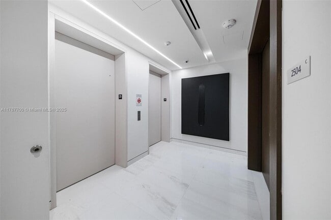 Building Photo - 300 Biscayne Blvd Way