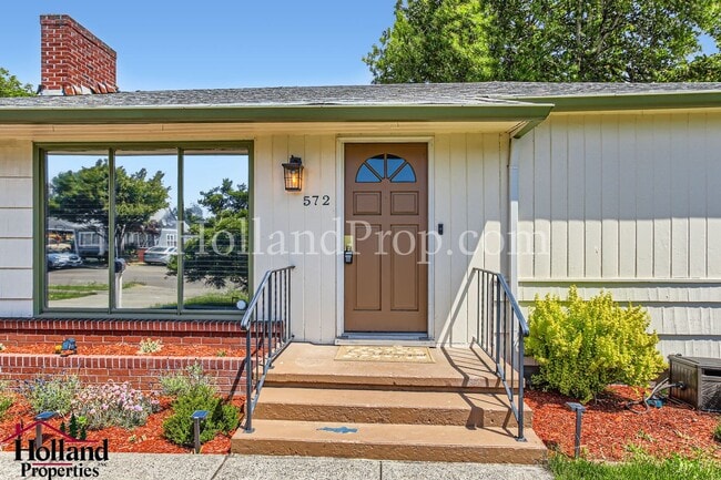 Building Photo - Welcoming home offering ideal space and lo...