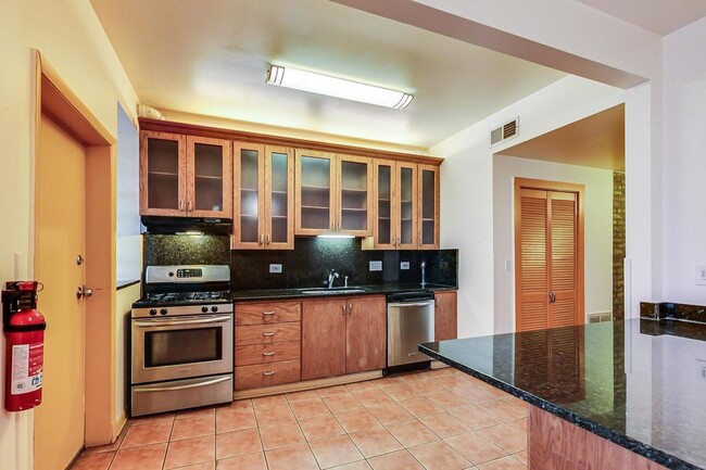 Kitchen - 1433 E 67th Plz