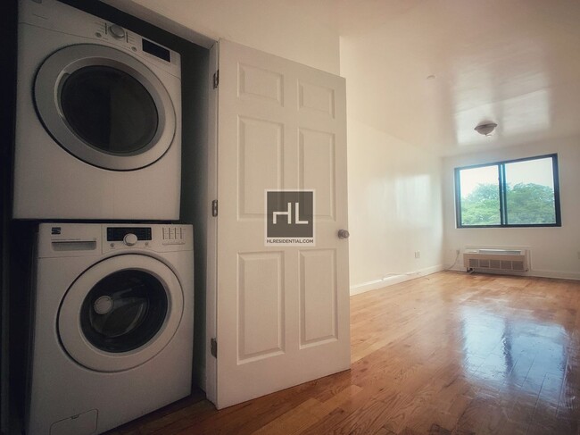 Building Photo - 1.5BR Flex 2BR 1BA w/ In-Unit Laundry In O...