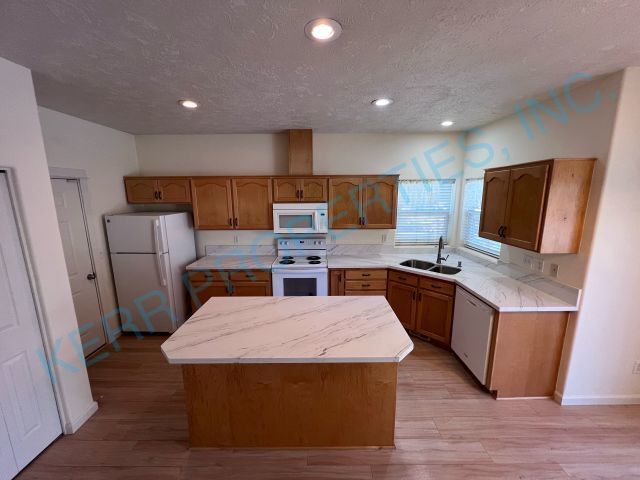 Foto del edificio - Charming 3-Bed Home with 2.5 Baths & 1558 ...