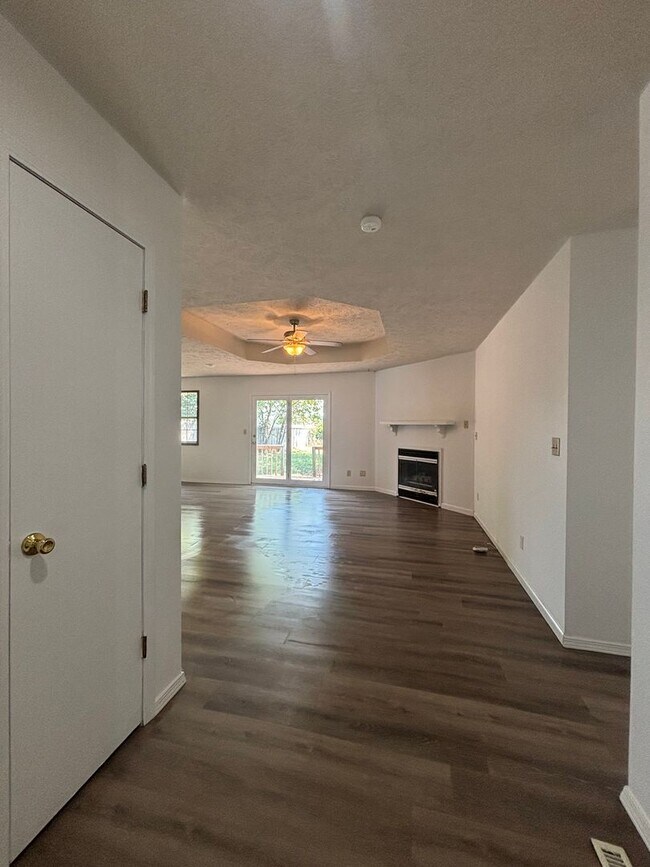 Building Photo - MOVE IN SPECIAL! Beautiful 3 bedroom 2 bat...