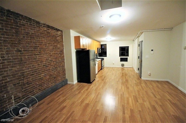 Building Photo - 216 Hoyt St