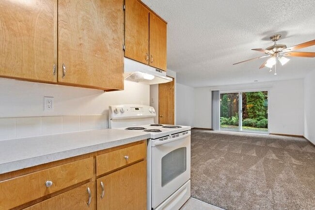 Building Photo - Large 2 bed 1.5bath townhouse!!! WATER SEW...