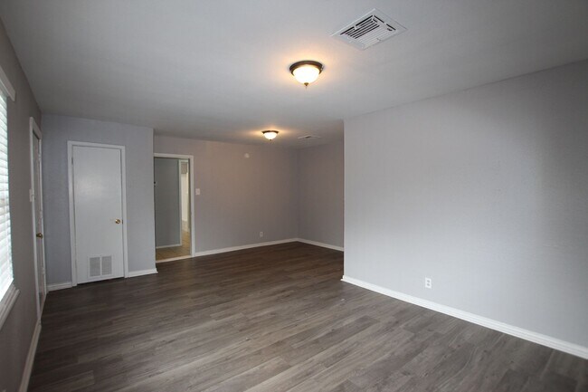 Foto del edificio - 2327 Plume Dr