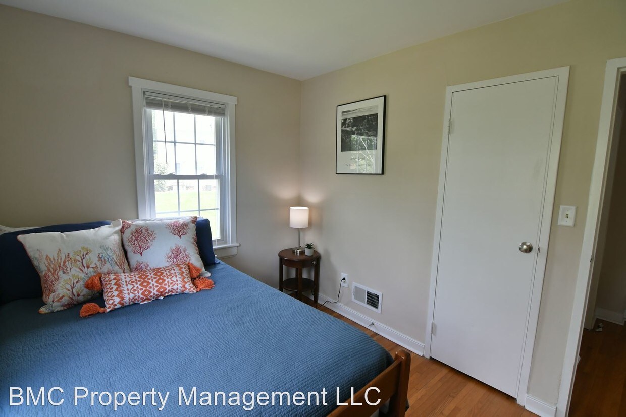 Primary Photo - 205-211 E Nelson St