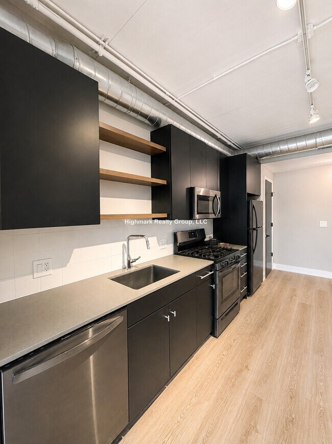 Building Photo - 941 W Belmont Ave