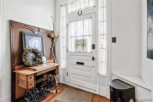 Building Photo - Beautiful 2 bedroom/ 2 bathroom apartment located right on Historic Main Street in St. Charles.