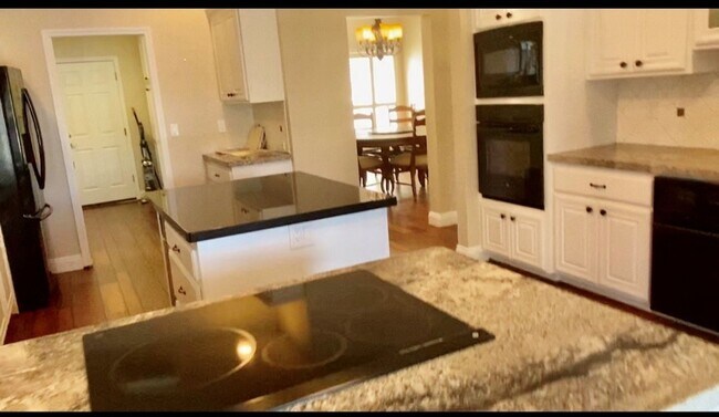 Foto del edificio - Lake Front Furnished Home, 3 bed, 4 bath in Lake Wildwood, Penn Valley, CA