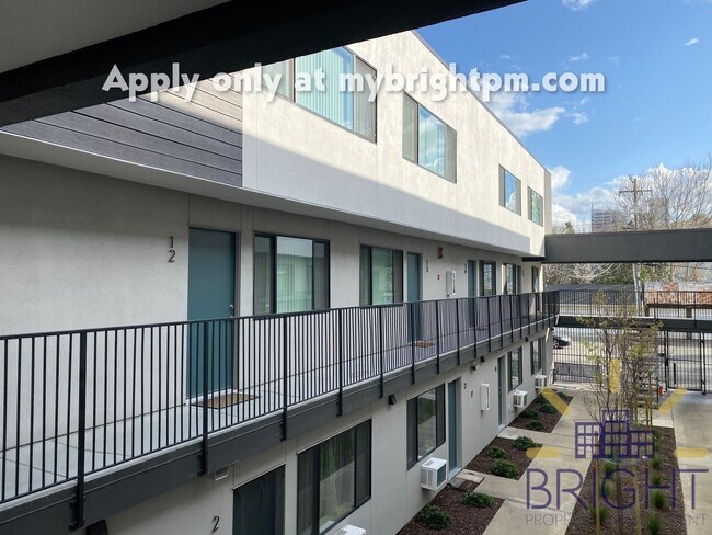 Foto del edificio - Recently Renovated 2 Bedroom 1 Bath, Two-Level Apartment-Great Midtown location!