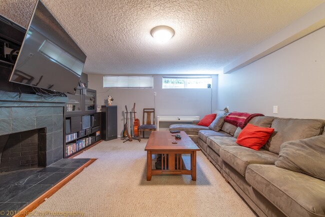 Building Photo - 4 Bed/2 Bath | Immaculate Backyard | 1 Blo...
