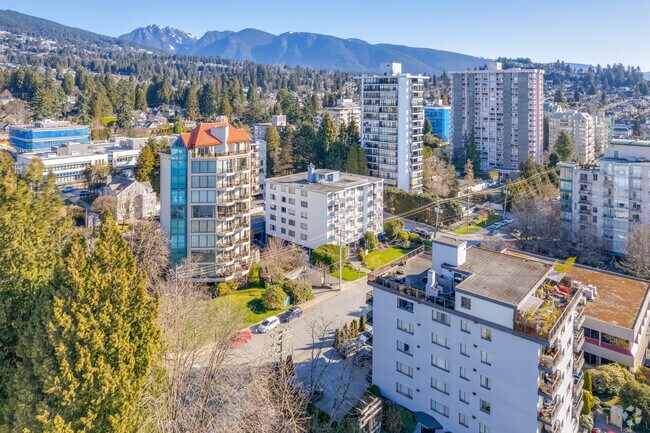 Building Photo - Hollyhill Towers