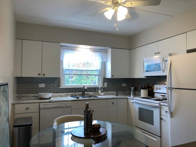 Kitchen - 733 N Western Ave