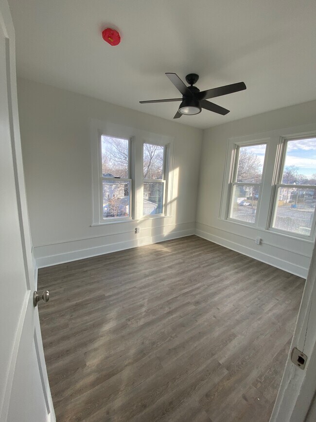 Bedroom - 731 South Grand Ave W