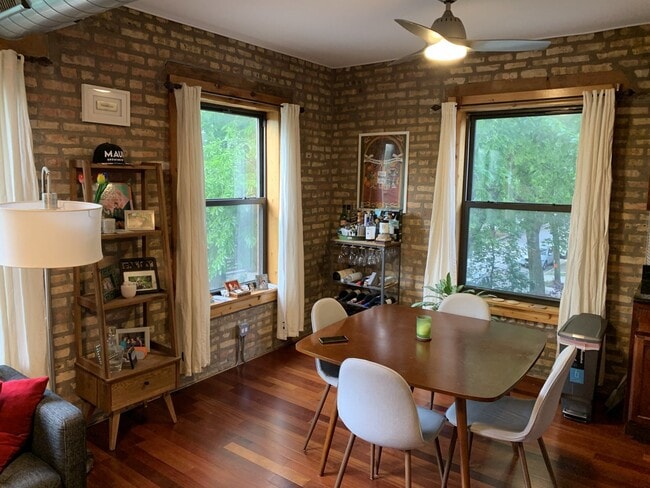 Foto del edificio - 1247 W Roscoe St